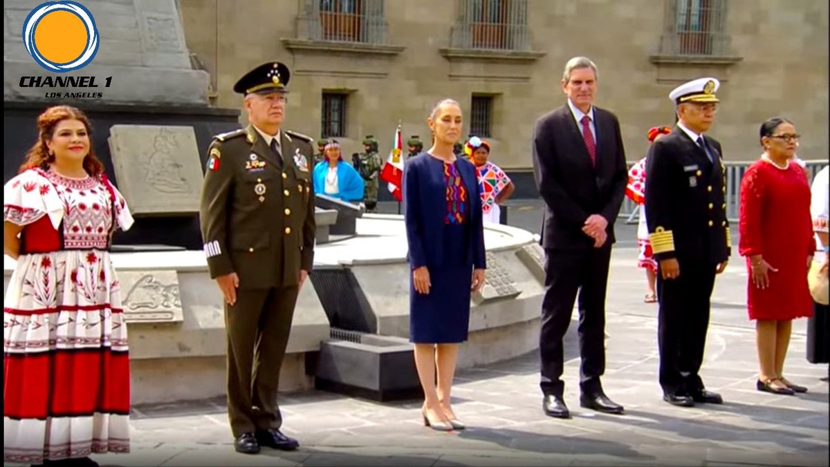 Presidenta de #Mexico Claudia Sheinbaum acompañan, Gabinete, Secretario S.D.N #Defensa  Ricardo Trevilla Trejo, Almirante #Marina Raymundo Pedro Morales, #Segob Rosaicela Rodriguez 
 la escenificación "Siete Siglos de Legado de Grandeza México Tenochtitlán 1325-2025"
