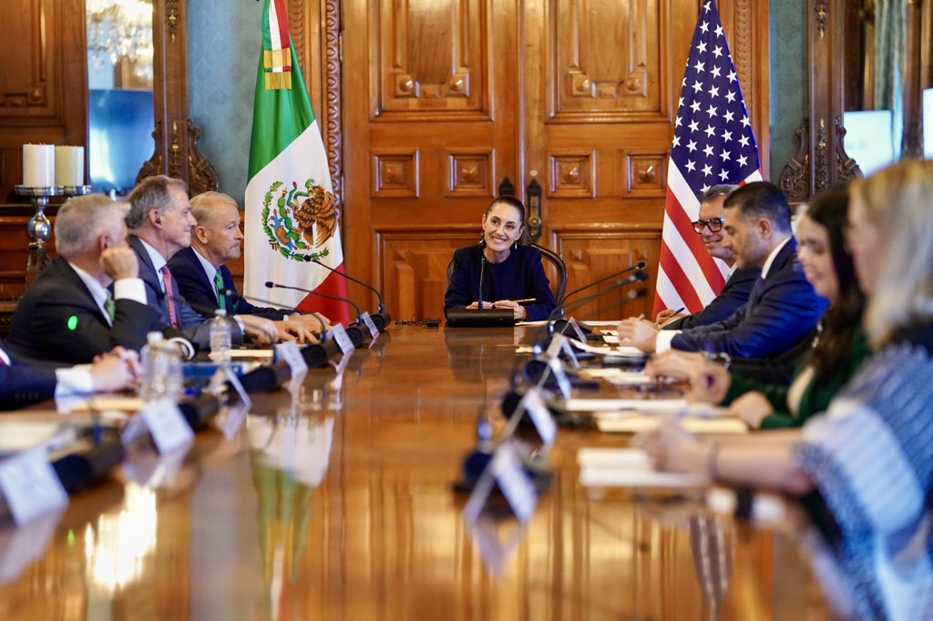 Embajador de EE.UU. en México (@usambmex) on Twitter photo Thanks to President <a href="/Claudiashein/">Claudia Sheinbaum Pardo</a> for a great meeting with the U.S. congressional bipartisan delegation led by <a href="/RepFrenchHill/">French Hill</a>. We addressed key issues for both our nations and reaffirmed our commitment to working together for the benefit of 🇺🇸 and 🇲🇽. The delegation also Thanks to President <a href="/Claudiashein/">Claudia Sheinbaum Pardo</a> for a great meeting with the U.S. congressional bipartisan delegation led by <a href="/RepFrenchHill/">French Hill</a>. We addressed key issues for both our nations and reaffirmed our commitment to working together for the benefit of 🇺🇸 and 🇲🇽. The delegation also