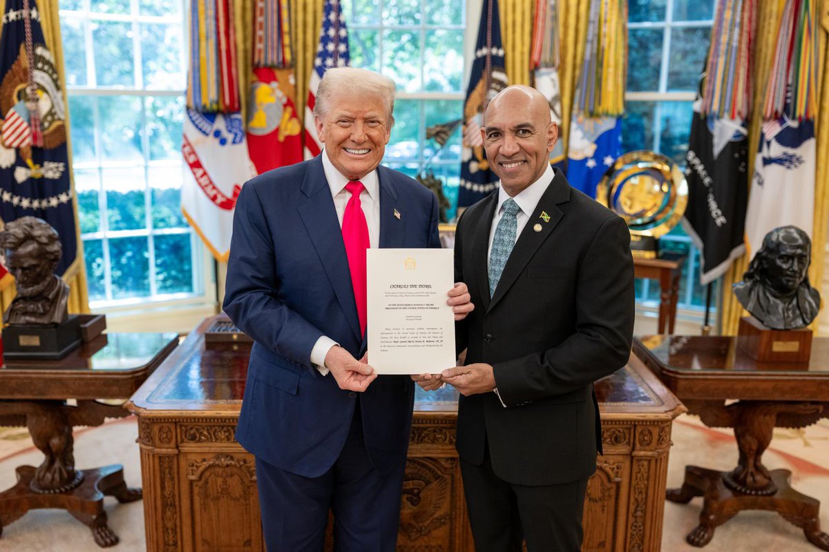 JamaicaConstab's tweet image. The JCF extends heartiest congratulations to Former Police Commissioner and Jamaica’s new Ambassador to the United States, His Excellency Major General (Ret’d) Antony Anderson who presented his Letters of Credence to President of the United States Donald Trump, during a ceremony…