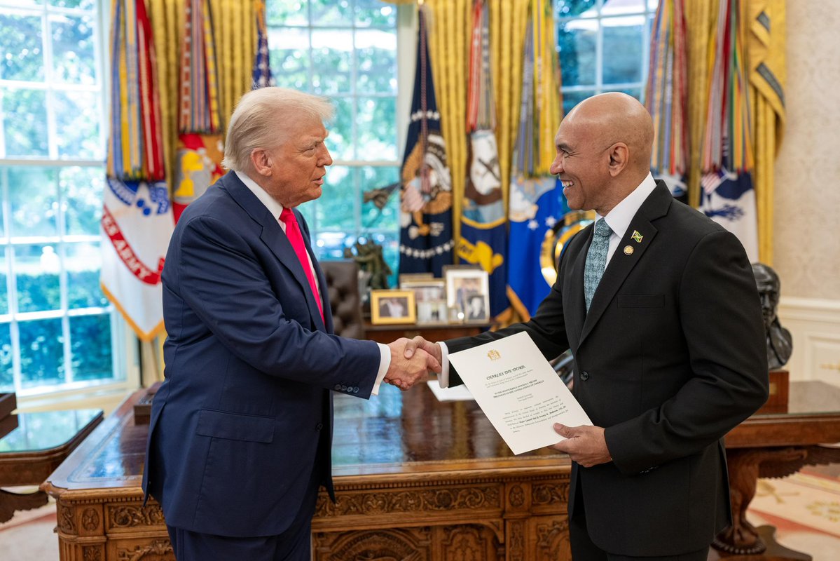 JamaicaConstab's tweet image. The JCF extends heartiest congratulations to Former Police Commissioner and Jamaica’s new Ambassador to the United States, His Excellency Major General (Ret’d) Antony Anderson who presented his Letters of Credence to President of the United States Donald Trump, during a ceremony…