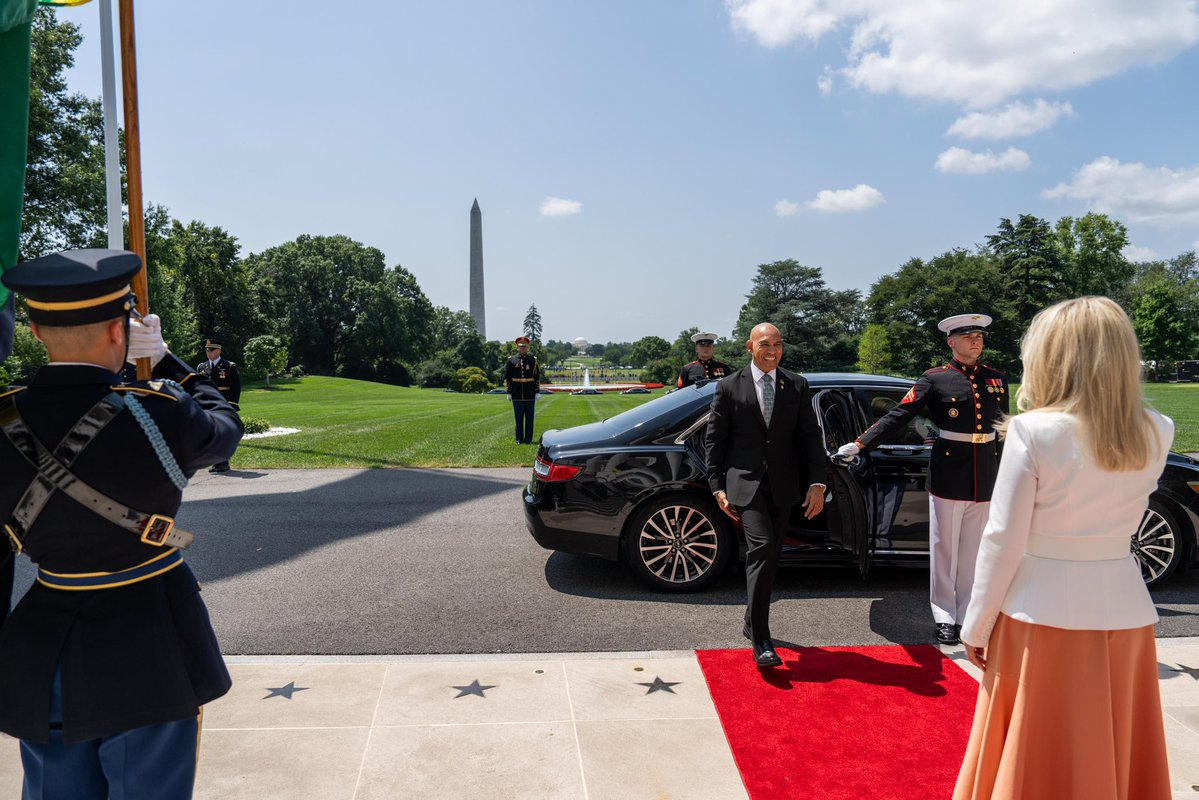 JamaicaConstab's tweet image. The JCF extends heartiest congratulations to Former Police Commissioner and Jamaica’s new Ambassador to the United States, His Excellency Major General (Ret’d) Antony Anderson who presented his Letters of Credence to President of the United States Donald Trump, during a ceremony…