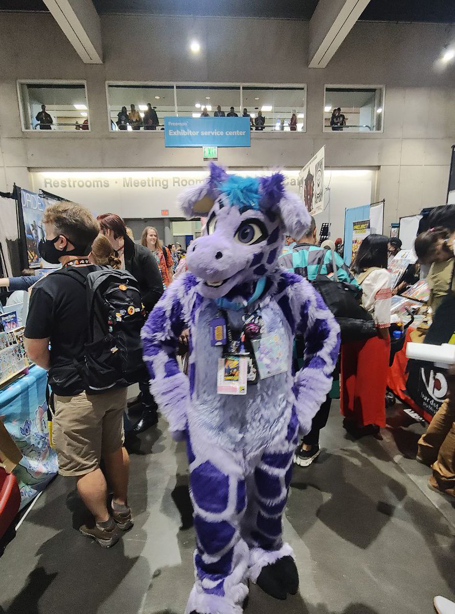 Zarafagiraffe's tweet image. Suiting at San Diego Comic Con #SDCC2025 is an amazing experience! It is not easy: your hotel can be miles away, no headless lounge, no water. But WOW is it fun! So many fun interactions with everyone! So many photo ops!
📷: @SikDrift