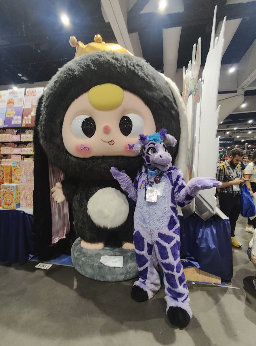 Zarafagiraffe's tweet image. Suiting at San Diego Comic Con #SDCC2025 is an amazing experience! It is not easy: your hotel can be miles away, no headless lounge, no water. But WOW is it fun! So many fun interactions with everyone! So many photo ops!
📷: @SikDrift