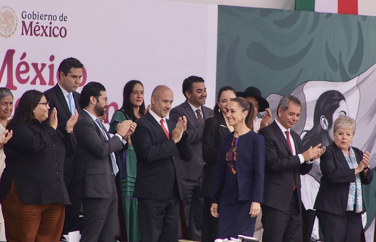 SICTmx's tweet image. El Secretario de Infraestructura, Comunicaciones y Transportes #SICT, Jesús Antonio Esteva Medina, acompaña a la Presidenta @Claudiashein en la celebración “Siete Siglos de Legado de Grandeza de México-Tenochtitlán 1325-2025” en la Plaza de la Constitución de la Ciudad de México…