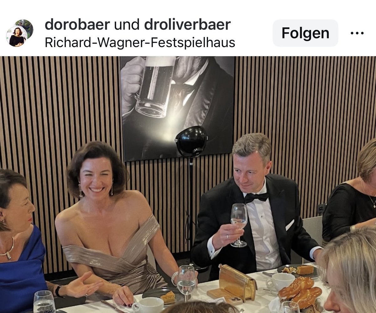 FrauHodl's tweet image. Wenn der Doro Bär in Bayreuth bei Richard Wagner der analog-Busen in den Kuchen fällt!