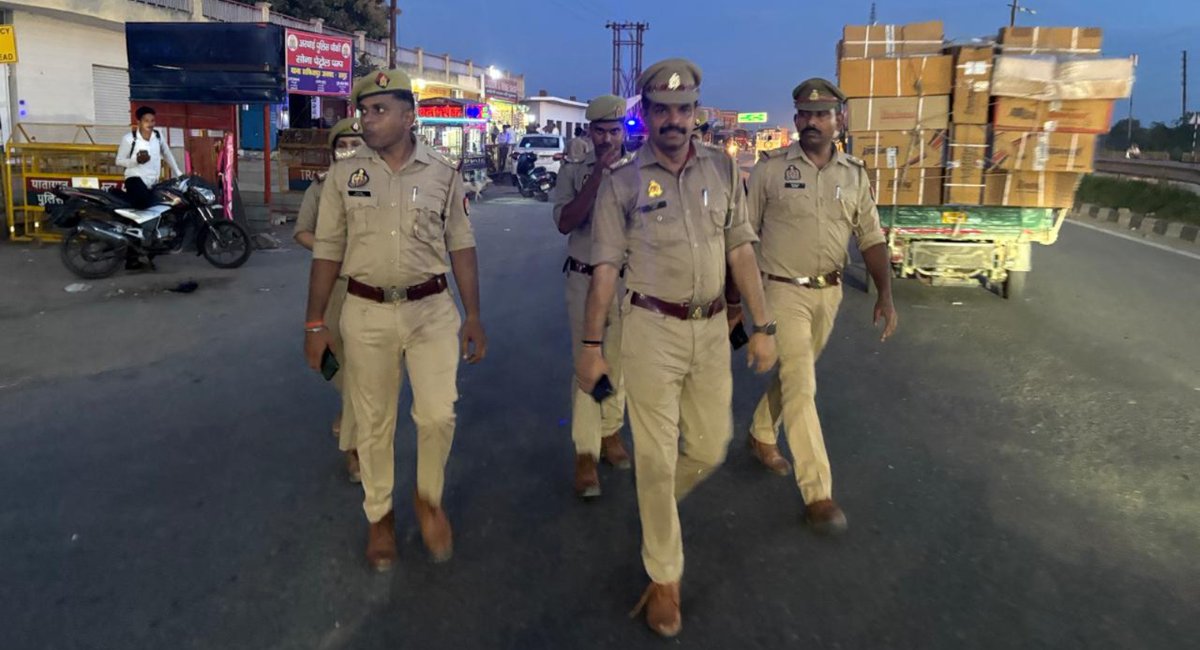 hapurpolice's tweet image. एसपी हापुड़ के निर्देशन में जनपद में अपराध नियंत्रण, शांति एवं कानून-व्यवस्था बनाए रखने के उद्देश्य से थाना प्रभारियों द्वारा मय पुलिस बल अपने-अपने थाना क्षेत्र के महत्वपूर्ण प्रतिष्ठानों/बाजार/मार्गों आदि में पैदल गस्त कर संदिग्ध व्यक्ति/वाहनों की चैकिंग की जा रही है।
.@Uppolice