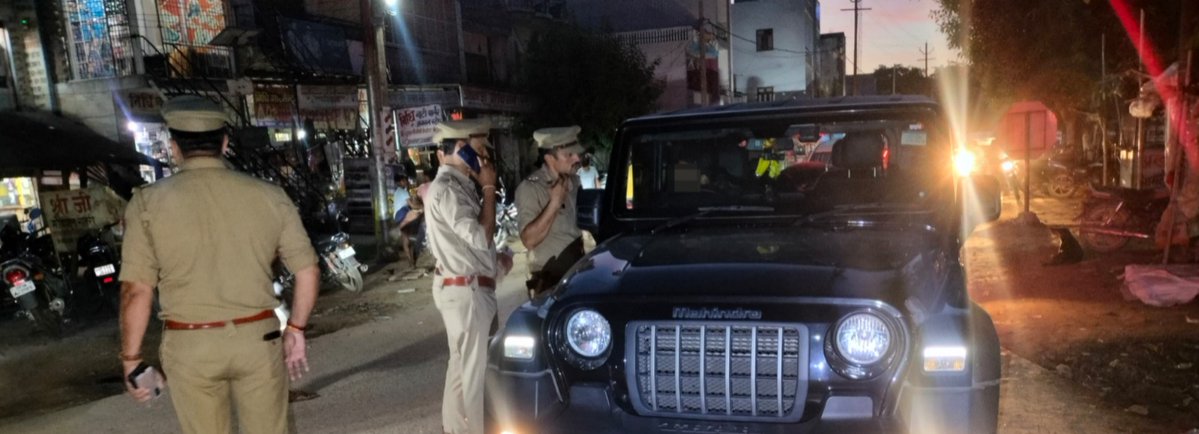 hapurpolice's tweet image. एसपी हापुड़ के निर्देशन में जनपद में अपराध नियंत्रण, शांति एवं कानून-व्यवस्था बनाए रखने के उद्देश्य से थाना प्रभारियों द्वारा मय पुलिस बल अपने-अपने थाना क्षेत्र के महत्वपूर्ण प्रतिष्ठानों/बाजार/मार्गों आदि में पैदल गस्त कर संदिग्ध व्यक्ति/वाहनों की चैकिंग की जा रही है।
.@Uppolice