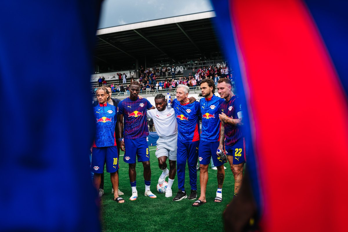 RBLeipzig's tweet image. Mittendrin im Teamkreis 👀

#RBLTFC