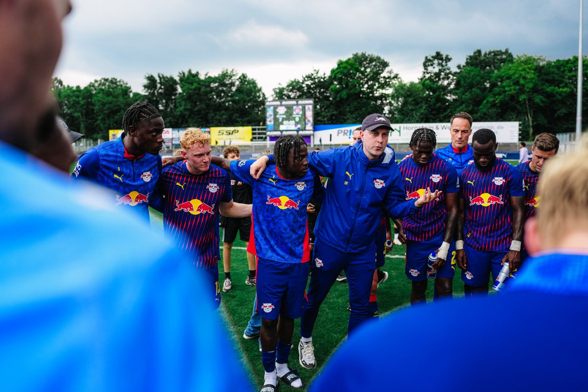 RBLeipzig's tweet image. Mittendrin im Teamkreis 👀

#RBLTFC