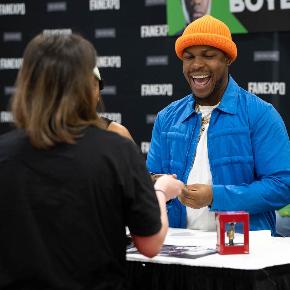 FANEXPOBoston's tweet image. Who are you looking forward to meeting the most at FAN EXPO Boston next month? Get ready for a fantastic weekend and grab your tickets, photo ops and autographs now: spr.ly/6014fHqAq
#JohnBoyega #HelenHunt #JohnRhysDavies #ChristopherMintzPlasse #FANEXPOBoston2025