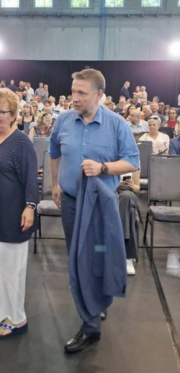 obserwujesobie's tweet image. Marcin Kierwiński, na spotkaniu z Tuskiem.
Jprd, jaki to jest czereśniak.
Koszula z krótkim rękawem pod marynarkę 🤦🏻