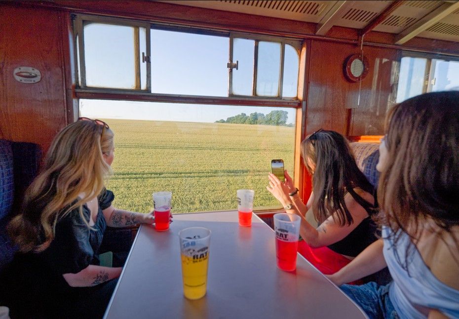 Watercress_Line's tweet photo. Join us for an unforgettable evening of real ale, scenic views, and great company as our beloved Real Ale Train rolls through the stunning Hampshire countryside.
16 & 30 August🍻
https://t.co/arf4FoHXDh
📷 Stephen Morley
#RealAleTrain #WatercressLine #Hampshire #RealAle https://t.co/943WsjVbOg