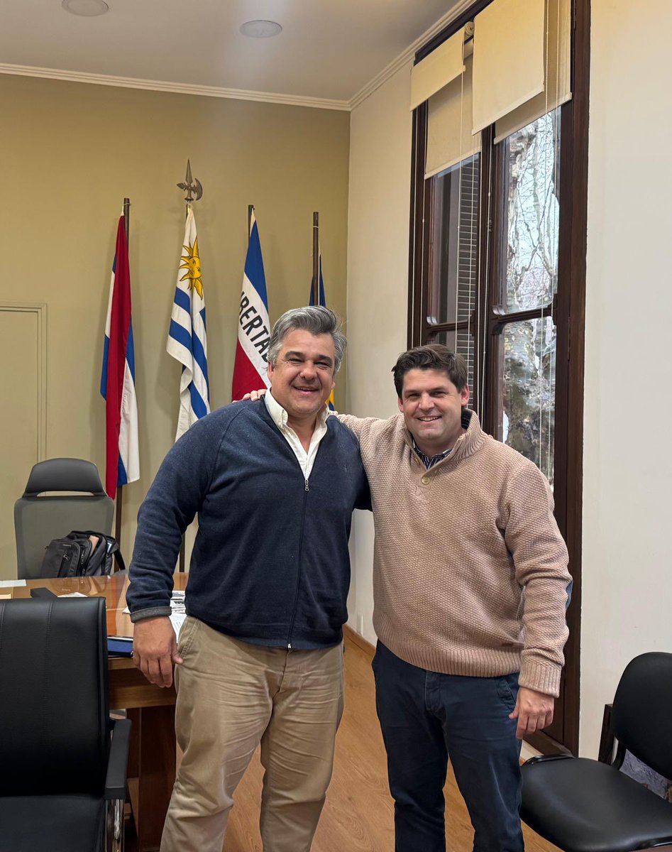 cdcamy's tweet image. En la Intendencia de Durazno. Reunido con el Intendente @falgorta . Joven expresión de presente y futuro en el @PNACIONAL. Analizando situación y perspectivas del departamento y la region.
