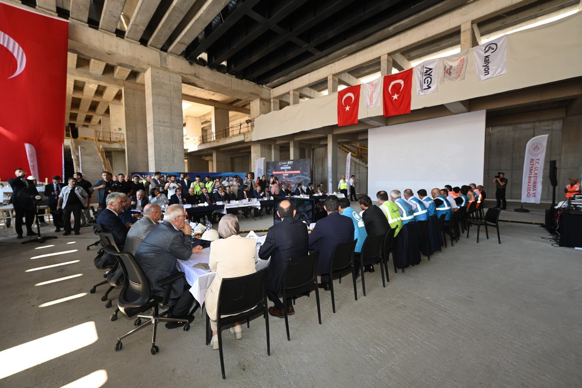 Ulaştırma ve Altyapı Bakanımız Sayın Abdulkadir Uraloğlu ile YHT Garı’nda gerçekleştirdiğimiz toplantıda, raylı sistem yatırımlarında gelinen aşamayı değerlendirdik.

Bandırma-Bursa-Yenişehir-Osmaneli Hızlı Tren Hattı ve Emek-YHT Gar-Şehir Hastanesi Raylı Sistem Projesiyle;