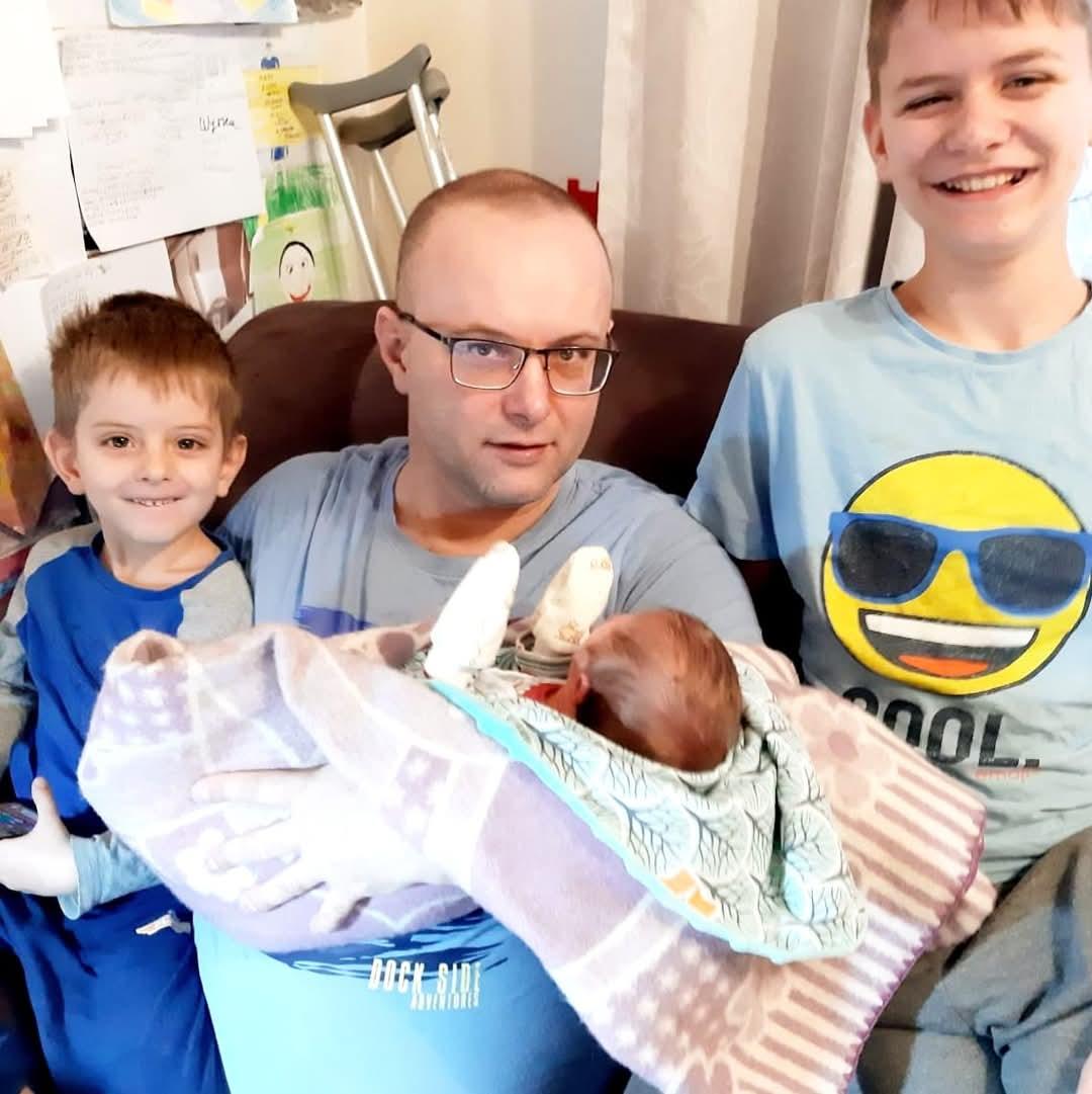 OlenaRohoza's tweet image. 🇺🇦🧑🦼🇨🇦 Please retweet — otherwise no one sees us. 🙏
My husband is a Ukrainian army veteran, now disabled after an accident.
We fled Russian occupation and now live in Canada with our three kids and a sick grandmother.
Right now, we’re in a critical situation and urgently need…