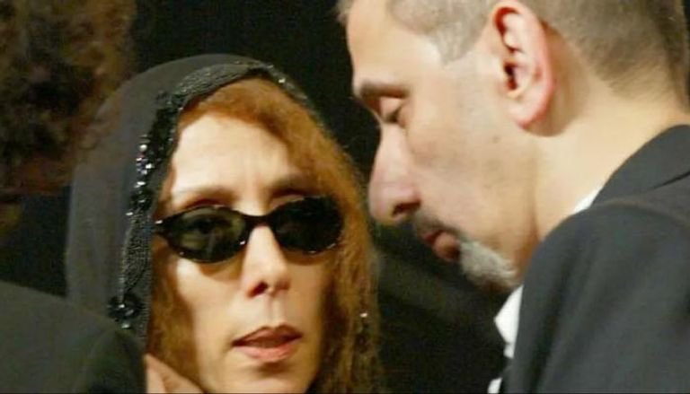 عكس قوانين الحياة و الطبيعة إنّو أمّ تدفن ضناها. حشيشة قلبها و فلذة كبدها. 
فيروز دفنت بنتها الصبية قبل و يوم الإثنين رح تدفن إبنها زياد. 

الله يصبّرها. انكسر ضهرها. كاس صعب. 
و الله يرحم زياد… #زياد_الرحباني
