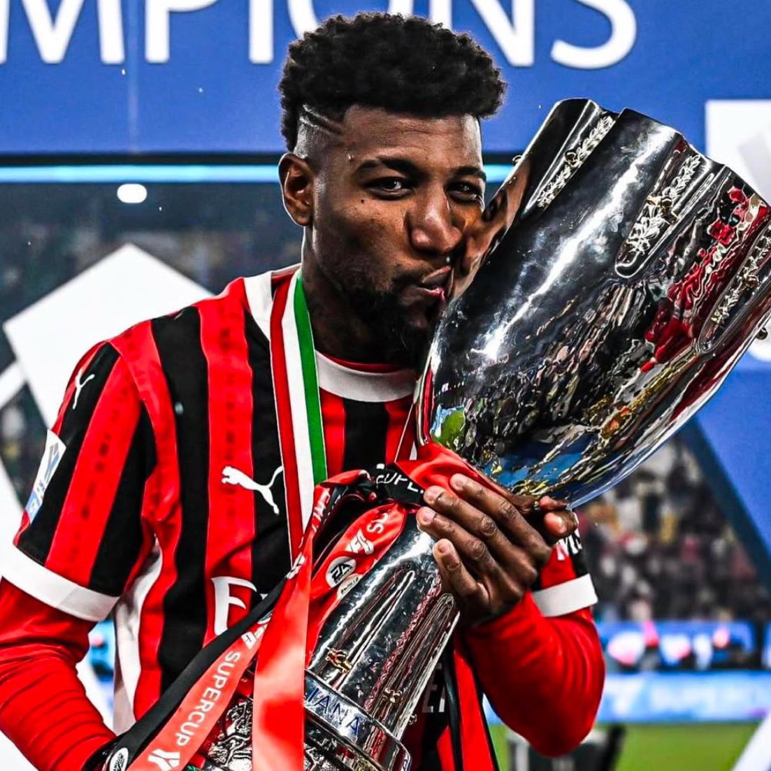 zonadoflamengo0's tweet image. 🚨| Emerson Royal assina oficialmente com o Flamengo com um contrato válido ate 2027!
O Lateral chega por 9€ milhões de euros ( 58,8 milhões de reais).
O que acharam desta contratação?
📰@FabrizioRomano