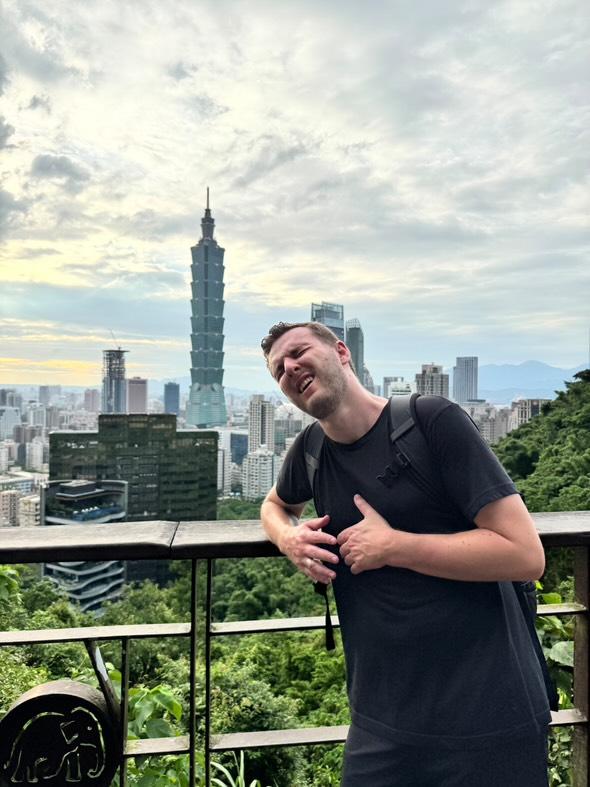 ObsDelphi's tweet image. 🇹🇼Ma première rando à Taipei.
Bilan : j'ai cru mourir avec la chaleur et l'humidité et j'ai failli tomber d'un gros cailloux en voulant faire rire des touristes.
À refaire absolument 🇫🇷🇹🇼