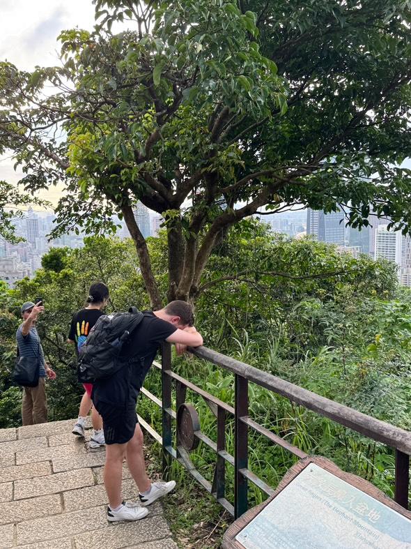 ObsDelphi's tweet image. 🇹🇼Ma première rando à Taipei.
Bilan : j'ai cru mourir avec la chaleur et l'humidité et j'ai failli tomber d'un gros cailloux en voulant faire rire des touristes.
À refaire absolument 🇫🇷🇹🇼