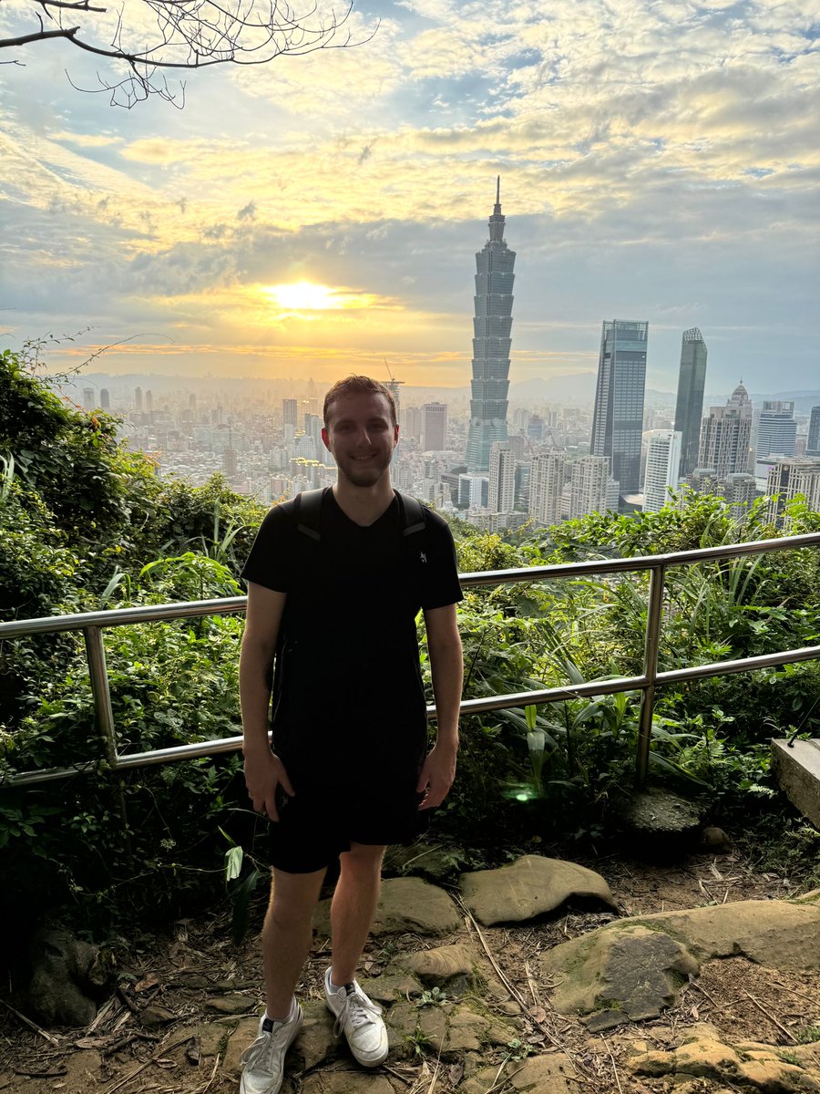 ObsDelphi's tweet image. 🇹🇼Ma première rando à Taipei.
Bilan : j'ai cru mourir avec la chaleur et l'humidité et j'ai failli tomber d'un gros cailloux en voulant faire rire des touristes.
À refaire absolument 🇫🇷🇹🇼