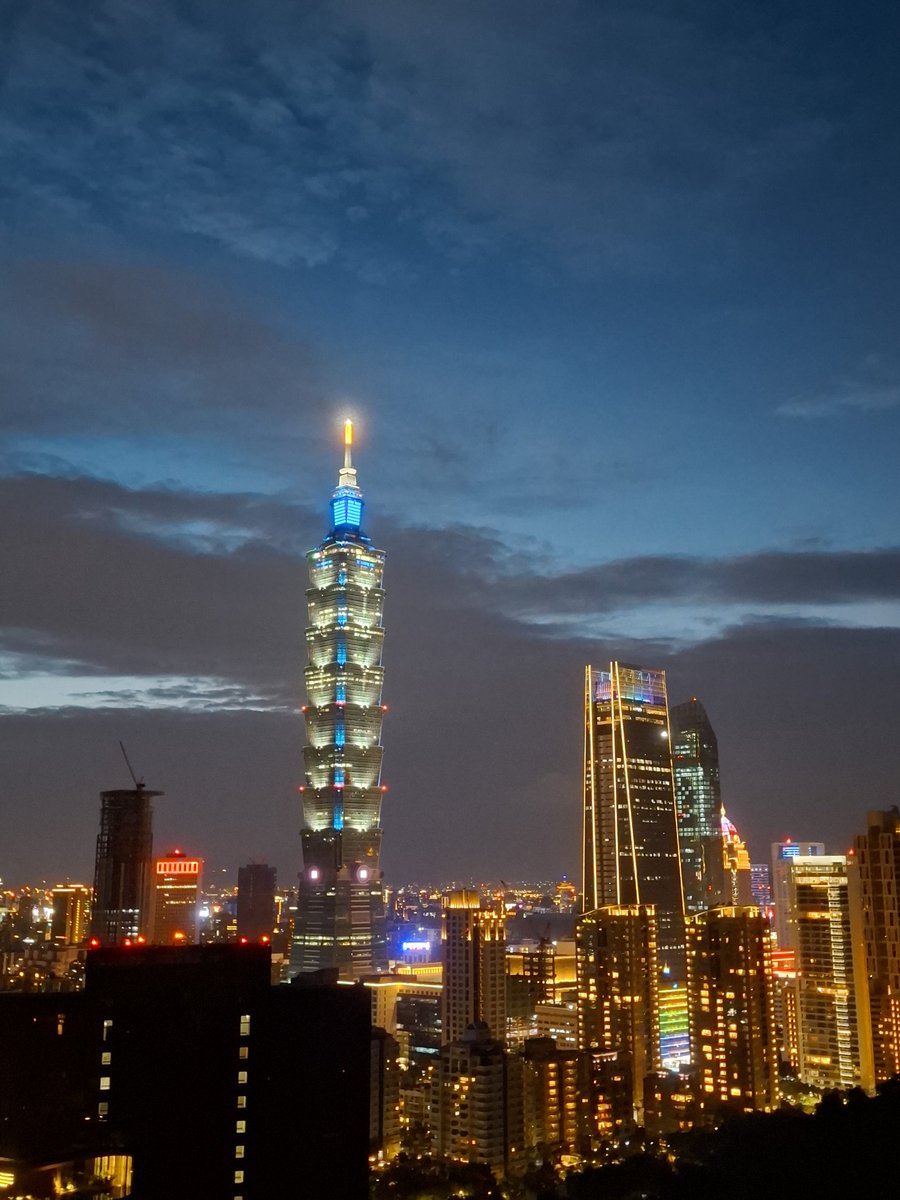 ObsDelphi's tweet image. 🇹🇼Ma première rando à Taipei.
Bilan : j'ai cru mourir avec la chaleur et l'humidité et j'ai failli tomber d'un gros cailloux en voulant faire rire des touristes.
À refaire absolument 🇫🇷🇹🇼