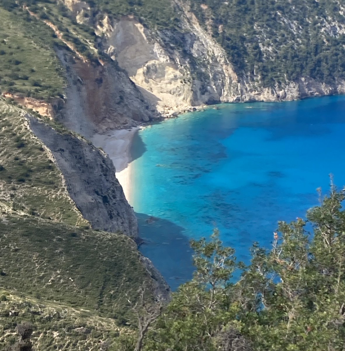 JanBaynham's tweet image. #TheSilentSister
10 days to go - 'On Cassia’s suggestion, she + Tom walked to a pretty cove hidden from view not far from the village... The turquoise water glowed in the sunlight. The creamy-white beach of fine shingle formed a half-moon shape, surrounded by rocks.'
@ChocLituk