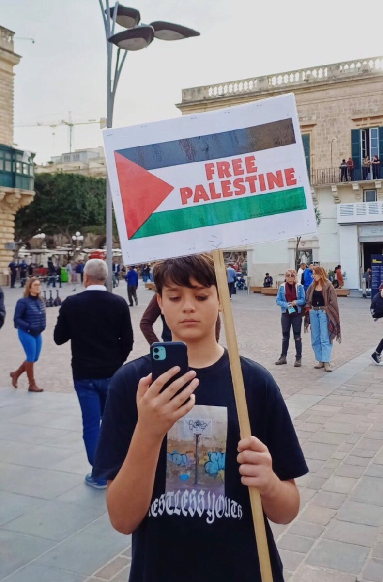 Henüz 12 yaşında, Malta’da yaşarken, tek başına Filistin protestosu yapacak kadar vicdanlı ve yürekliydi de.