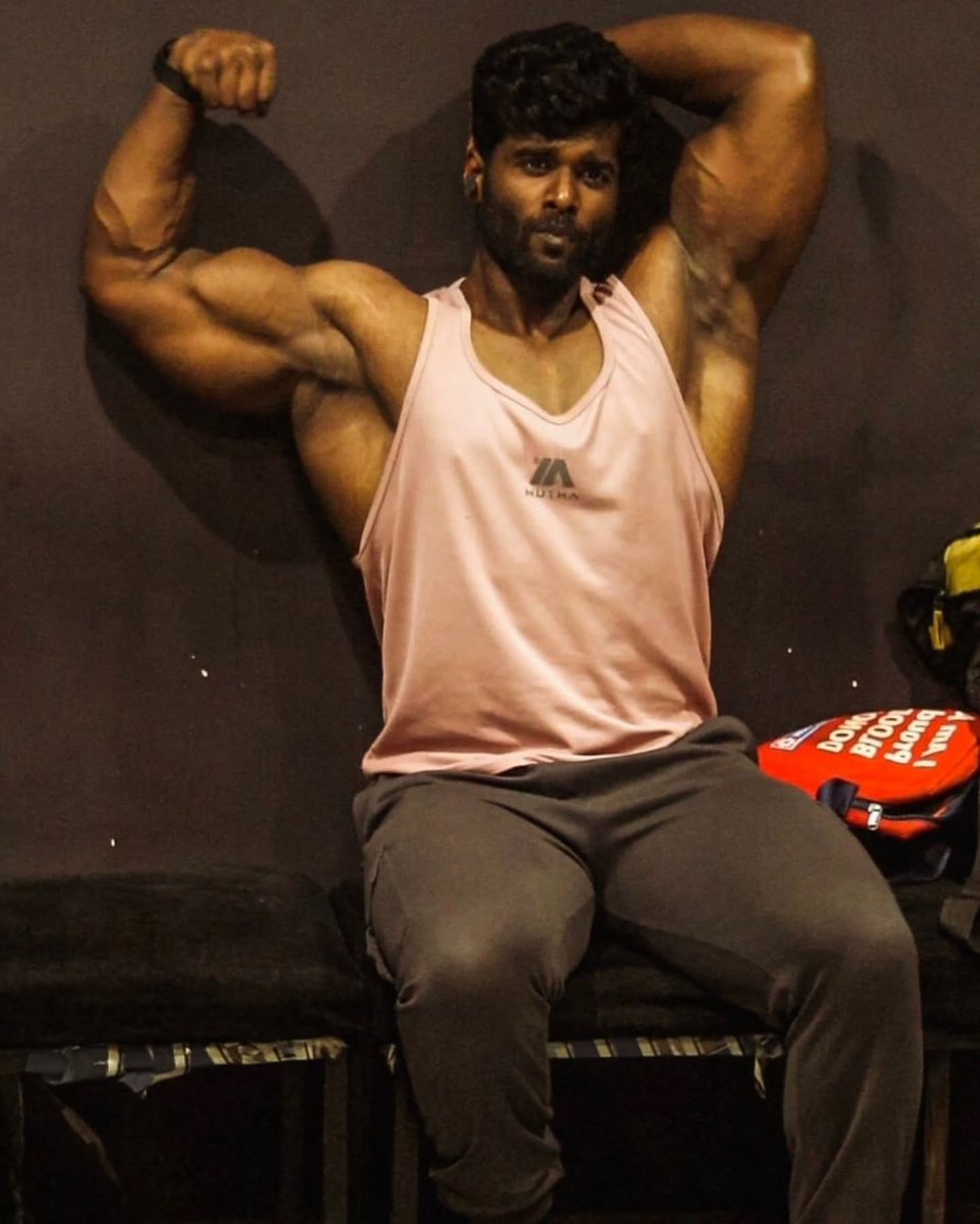 ஓத்தா எம்மாம்பெரிய Biceps. இவனோட அகலமான அக்குளுல தாராளமா மூஞ்ச வச்சு தேய்க்கலாம்.