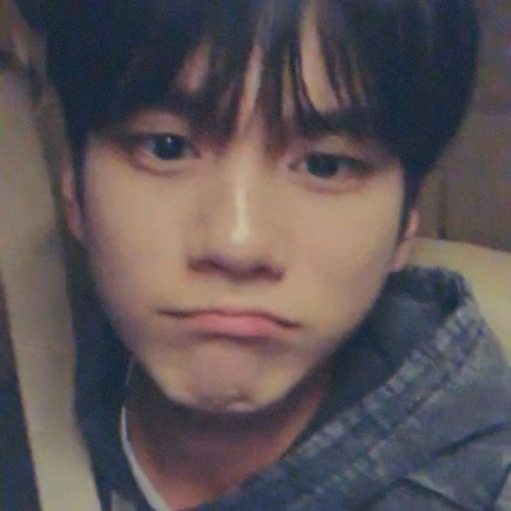 babynnable's tweet image. 옹님 외모는 완전 🗿이렇게 생겼는데
성격은 걍 😜😆😗🥺🤨😏 이러심
리디공의 탈을 쓰고 태어난 봄툰공이라고밖엔 설명이 안 됨