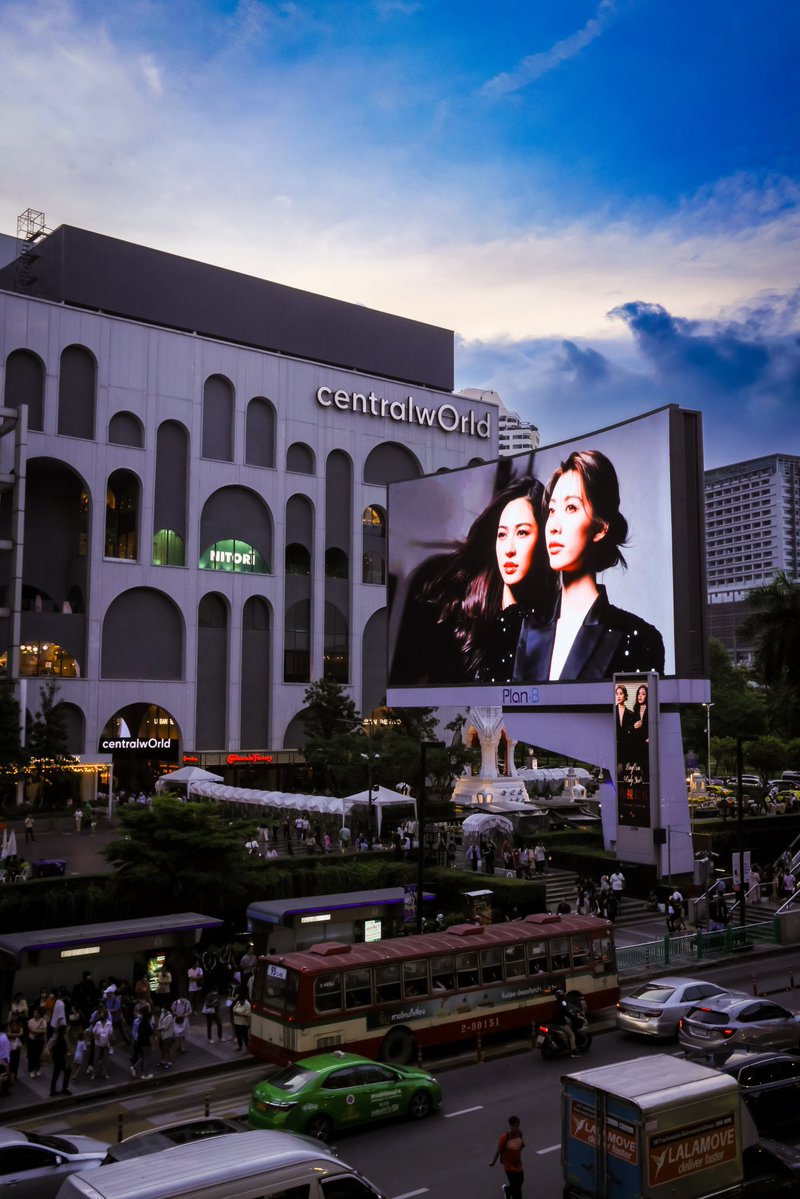 centralwOrld's tweet image. เก็บภาพบรรยากาศยามเย็น กับโปรเจคพิเศษของแฟนๆ #หลิงออม ที่ขึ้นบนจอหน้าเซ็นทรัลเวิลด์วันนี้มาฝากนะคะ 🥰❤️

#LingOrm #linglingkwong #ormkornnaphat‌ #centralwOrld
#เพียงเธอ #OnlyYouTheSeries