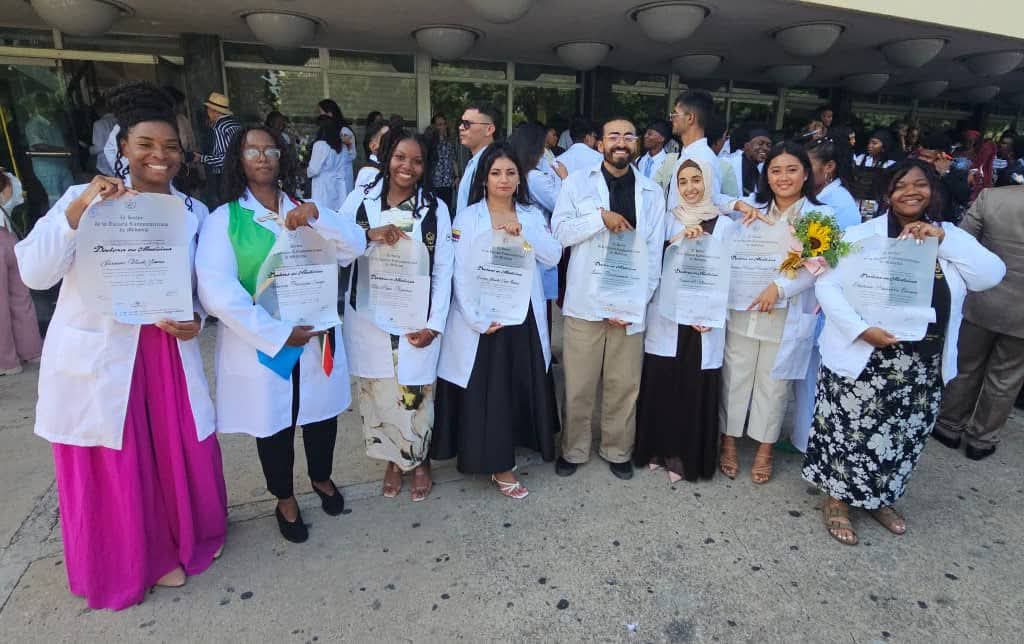 Congratulations #US graduates of #ELAM who completed their medical studies. Despite the blockade &amp; economic sanctions imposed by their government #Cuba offers free scholarships to US youngters from areas w/ under health community services to become doctors of science &amp; conscience