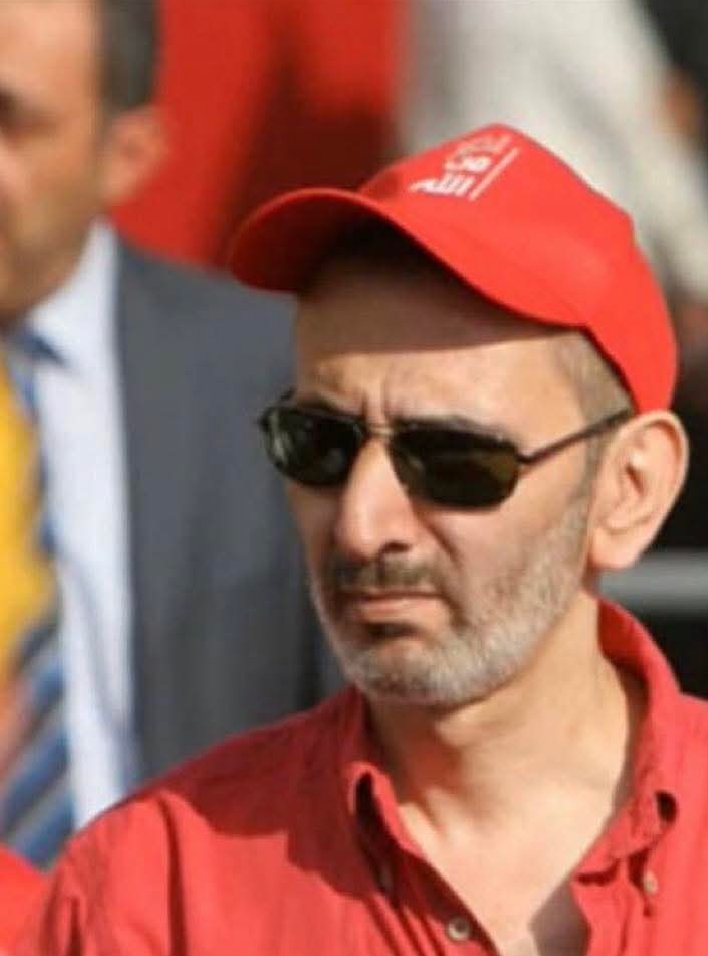 رحلت روحك الطاهرة حين زمان روحك رحل...علمٌ نقيّ من بلادي..ستحيا في قلب كل شريف ووطنيّ...كنت تبدّد قهرك وصمتك بألحان تتسلّل منها خيوط الثورة والقدرة...زيادٌ أيقونةٌ لا تُنعى بل تُدعى الى الخلد بجوار من أحب..لروحك المجد والخلود
زياد الرحباني في مهرجان نصر تموز ٢٠٠٦