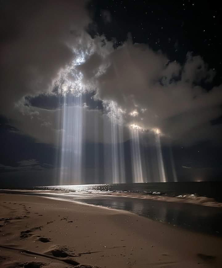 The luminous beams of the moon penetrate the clouds, producing a rare visual phenomenon😍🖤 by (V .Boltik 📸)