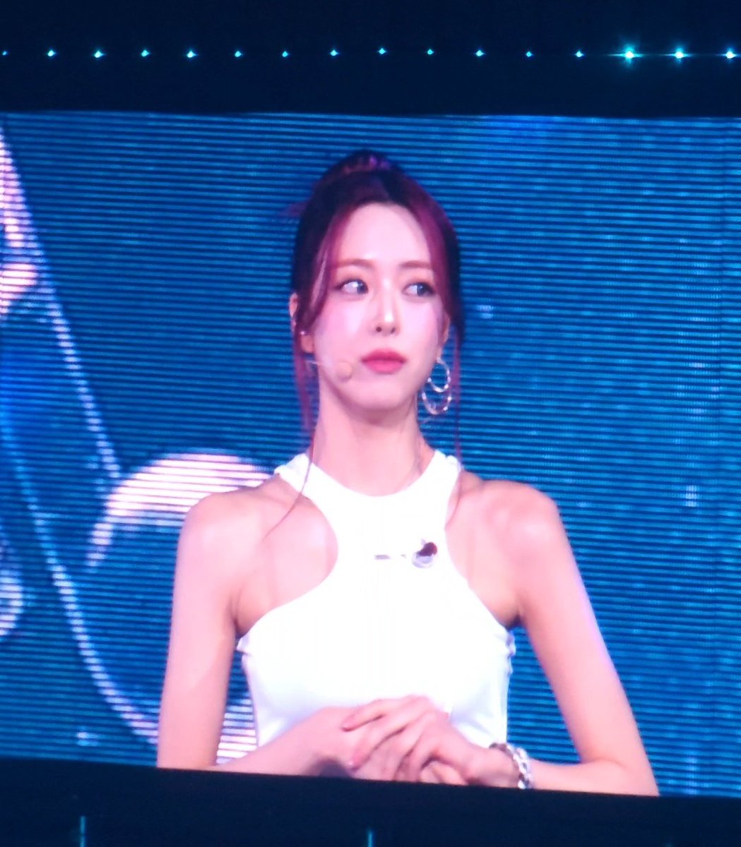1beak0's tweet image. 전광판에 잡힌 미녀와 가나디