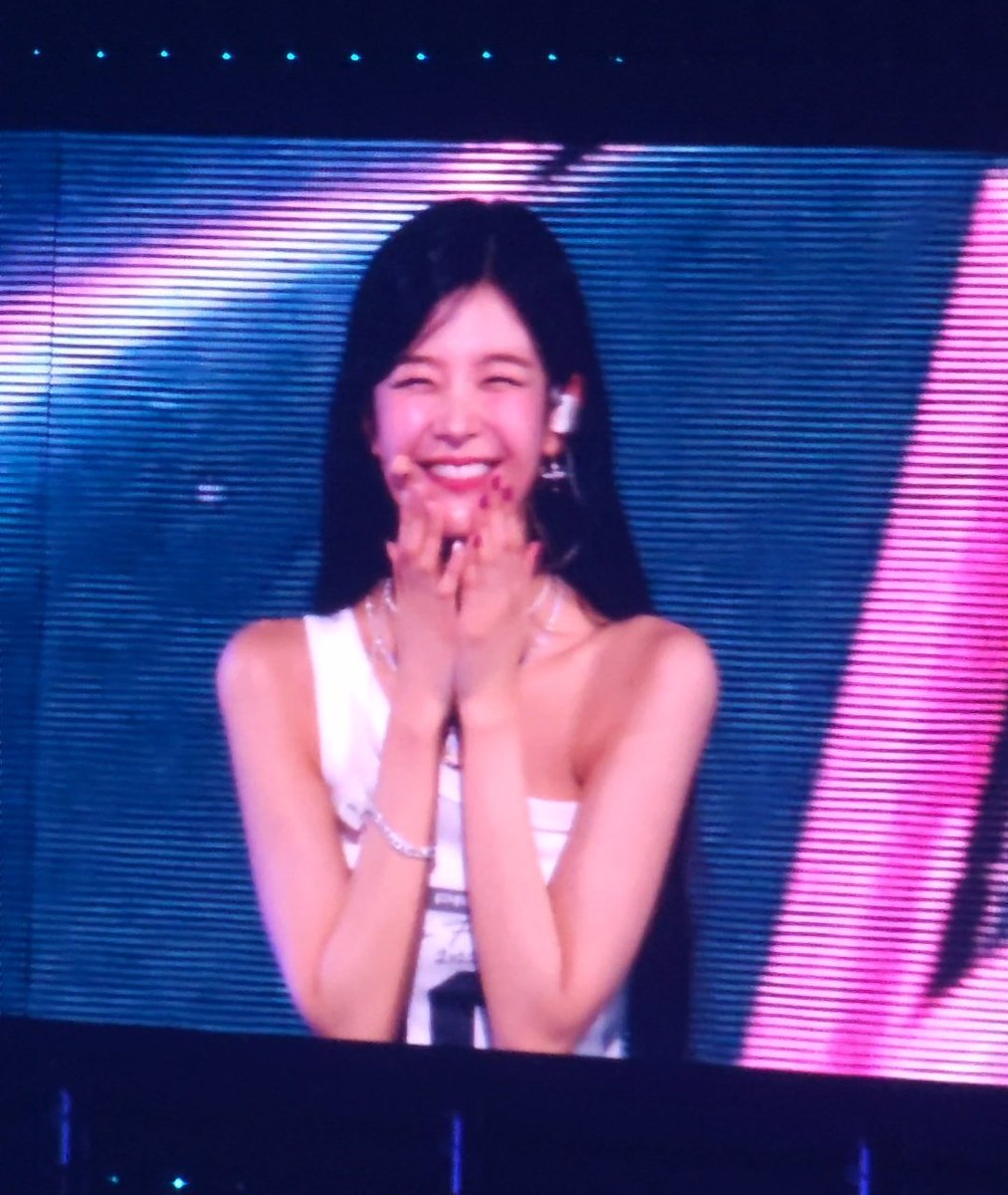 1beak0's tweet image. 전광판에 잡힌 미녀와 가나디