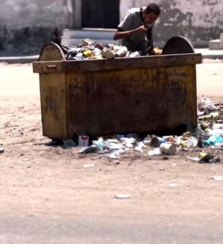 Alhayaps1's tweet image. شباب غزة يأكلون من القمامة😭
