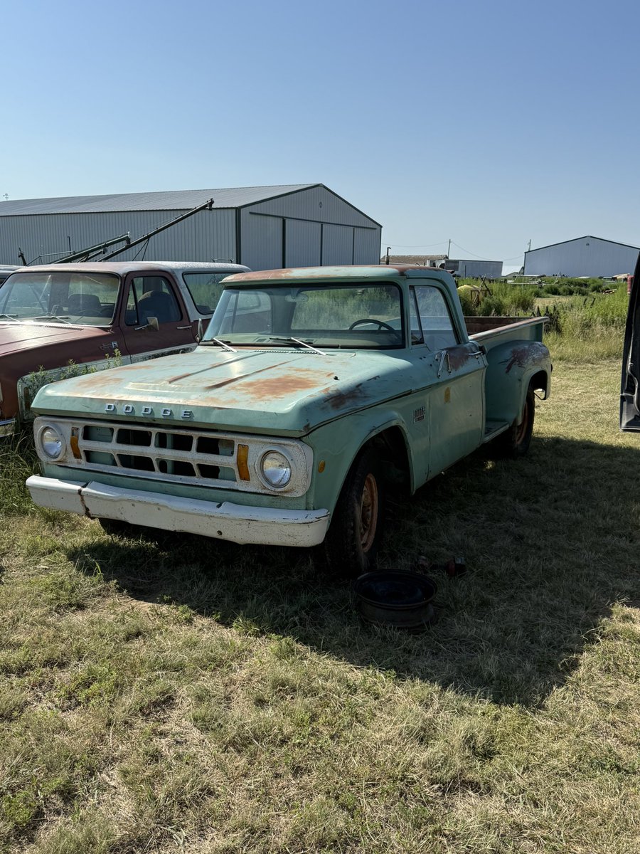tmonteIH's tweet image. Back to grab the carb for a rebuild and wheels to get some good rubber. Still planning on driving this home from Garden City entirely on dirt roads.