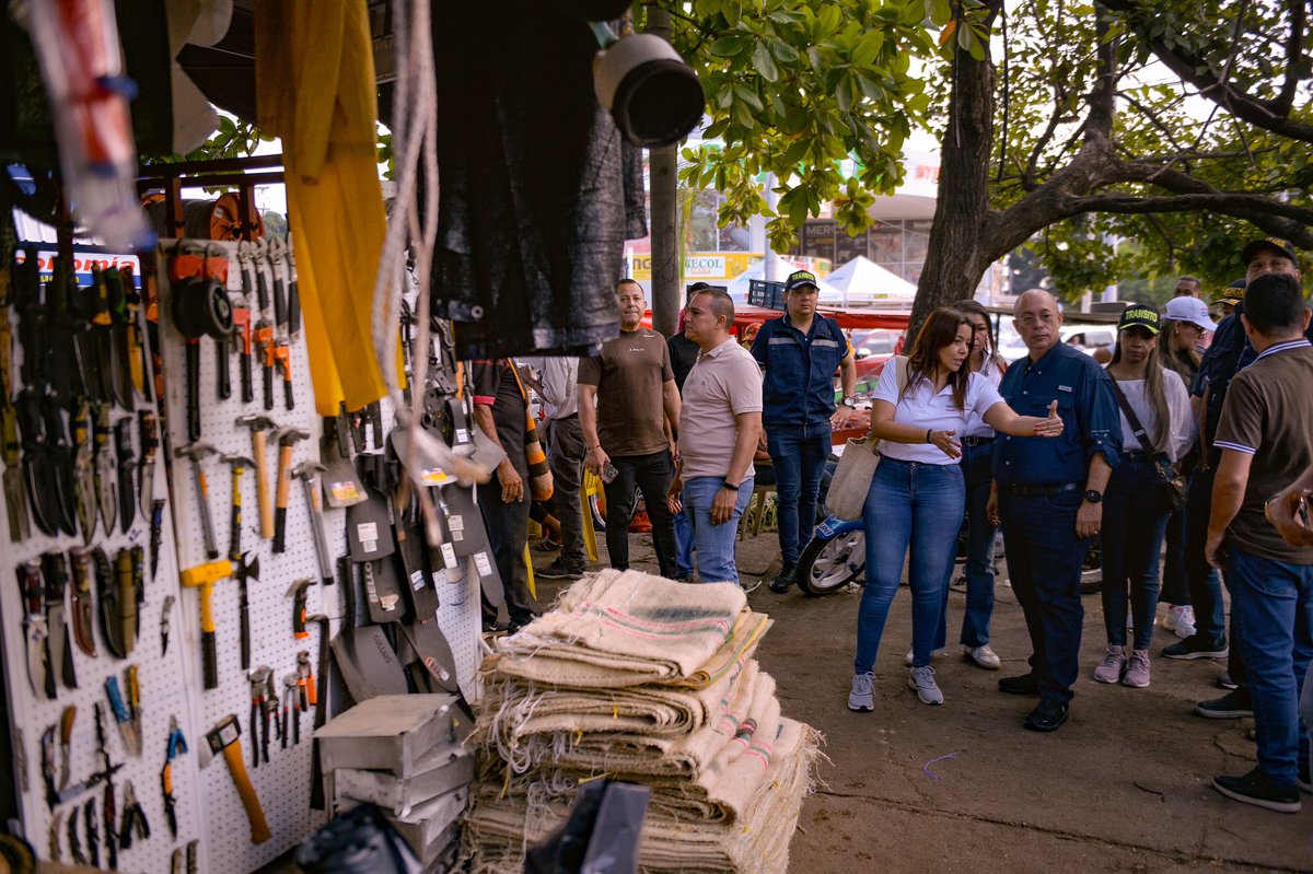 En el Mercado Público con todo el equipo de gobierno y Mercaupar, escuchando sus necesidades para darle solución a través de un proyecto integral e incluyente. 
Aquí se unen productores, comerciantes y quienes salen a rebuscarse el día a día. Los escuché y tendrán soluciones.
