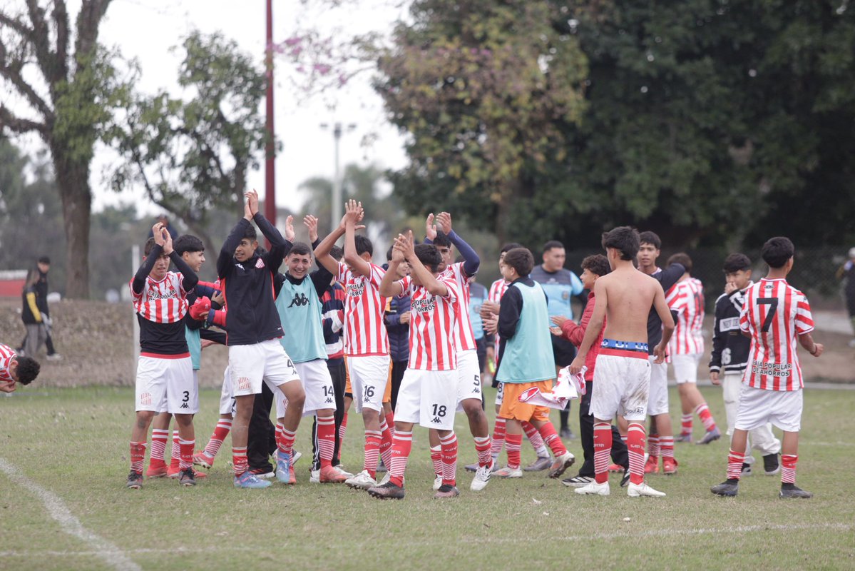 CASMOficial's tweet image. 🔴⚪️ #Juveniles
Triunfazo para los chicos 🇦🇹
Con un gol en el último minuto de Santino Falcón Quinteros, La Sub 15 le ganó 1-0 a Mitre de Santiago del Estero.
⚽️ #VamosCiudadela