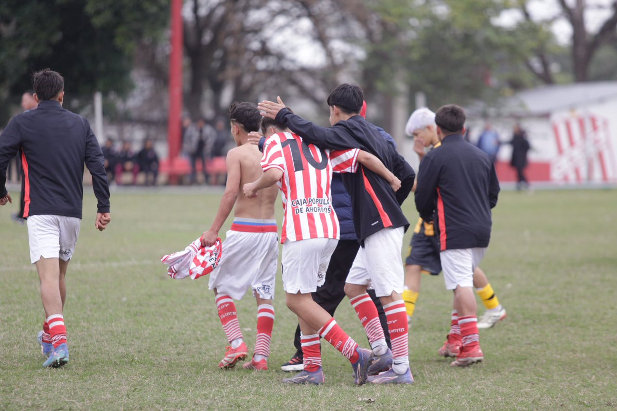 CASMOficial's tweet image. 🔴⚪️ #Juveniles
Triunfazo para los chicos 🇦🇹
Con un gol en el último minuto de Santino Falcón Quinteros, La Sub 15 le ganó 1-0 a Mitre de Santiago del Estero.
⚽️ #VamosCiudadela