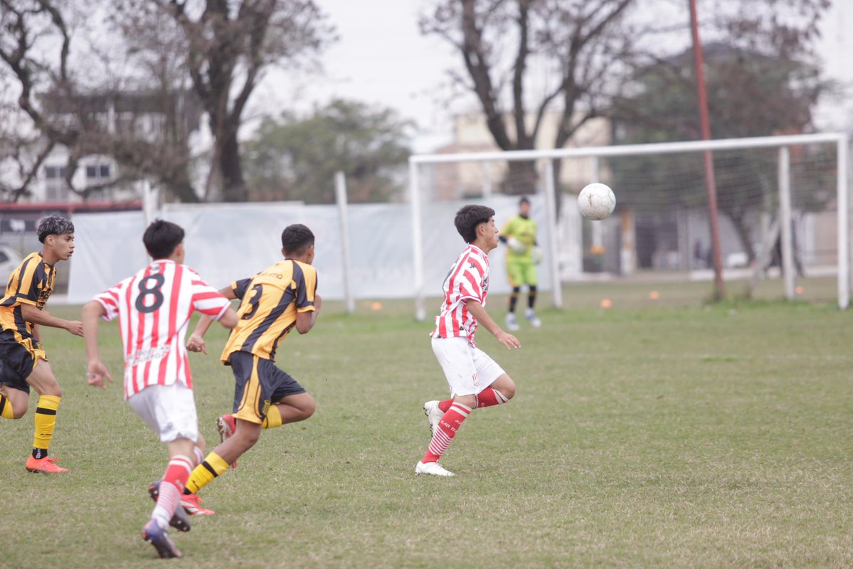 CASMOficial's tweet image. 🔴⚪️ #Juveniles
Triunfazo para los chicos 🇦🇹
Con un gol en el último minuto de Santino Falcón Quinteros, La Sub 15 le ganó 1-0 a Mitre de Santiago del Estero.
⚽️ #VamosCiudadela