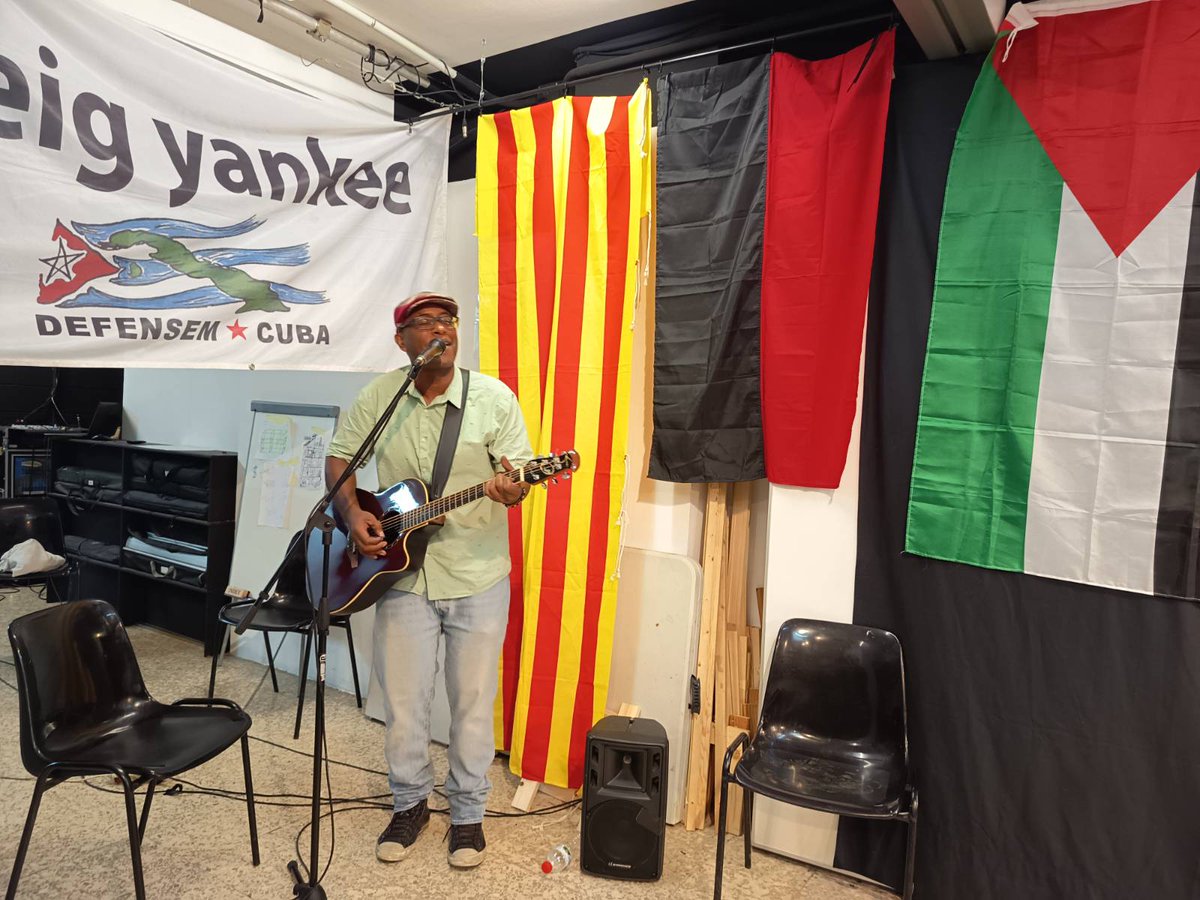 PCOE_estatal's tweet image. 🇵🇸🇨🇺 Membres del PCOC han estat presents en un acte en recolzament a la Revolució Cubana i al Poble Palestí, reafirmant el nostre compromís antiimperialista.
Solidaritat i internacionalisme proletari!
Visca Cuba socialista! Visca Palestina lliure! 🇨🇺🇵🇸