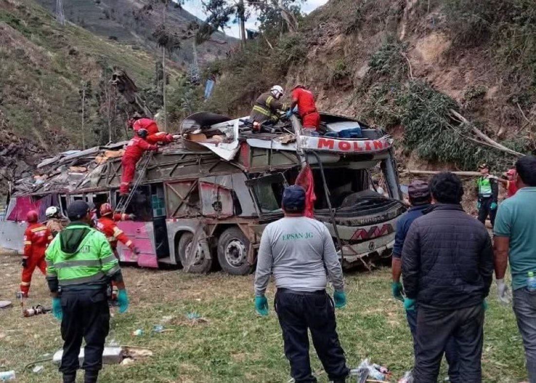 LaCronicaDeHoy's tweet image. Un accidente de autobús en Tarma, Perú, dejó al menos 18 personas fallecidas.