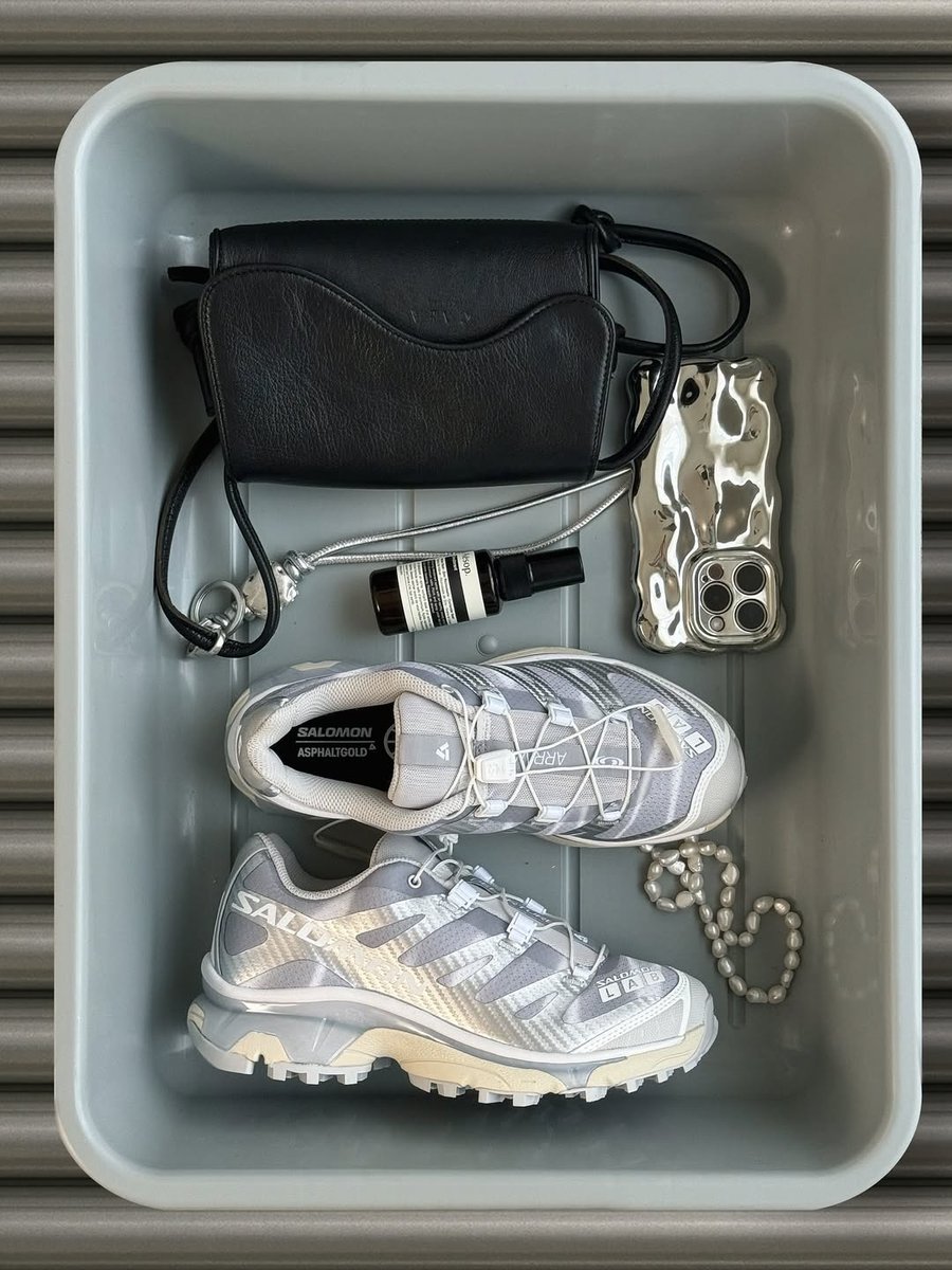 Street_Archive's tweet image. Salomon x Asphaltgold – Transit Season
Neutral grey meets silver, wavy overlays and “ARRIVAL”/“DEPARTURE” tags capture that travel‑ready energy. First Salomon × Asphaltgold collab. Launch online Aug 2, in‑store StreetArchive.com #streetwear #fashion #sneakers #urbanstyle