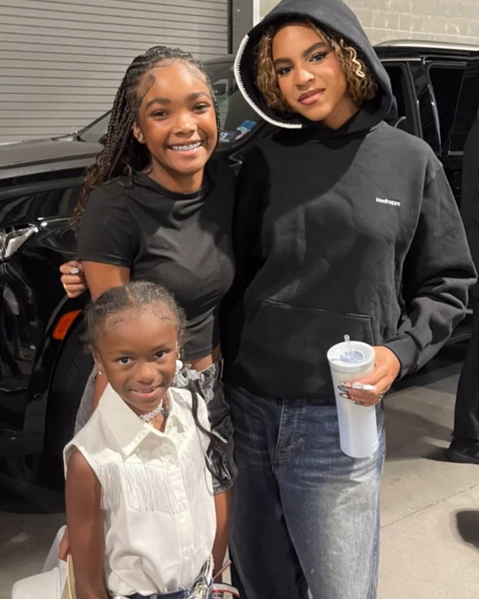 beyonceaccess's tweet image. Blue Ivy e as filhas de LeToya Luckett no backstage da #CowboyCarterTour! 💕