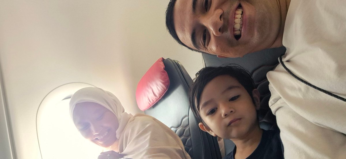 rasyidisaad's tweet photo. Terbang ke Sabah

Kami pilih waktu pergi pukul 1140 pagi. Aku risau kali ini aku first time bawak @schachaaa, noah, nael naik flight. Excellent sepanjang trip dlm cabin. Noah tak takut and dia melayan youtube sampai le 30 minit nak sampai dia tido. Nael just nice pupuu sekali. https://t.co/aHMQUC8GGH