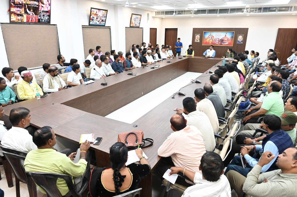 rameshwar4111's tweet image. आज युवा सदन पर हुजूर विधानसभा के सम्मानीय जनप्रतिनिधियों की बैठक को संबोधित किया।
आगामी कार्यक्रम के संबंध में विस्तृत चर्चा कर क्षेत्र में चल रहे विभिन्न विकास कार्यों की भी समीक्षा की।
#RameshwarSharma