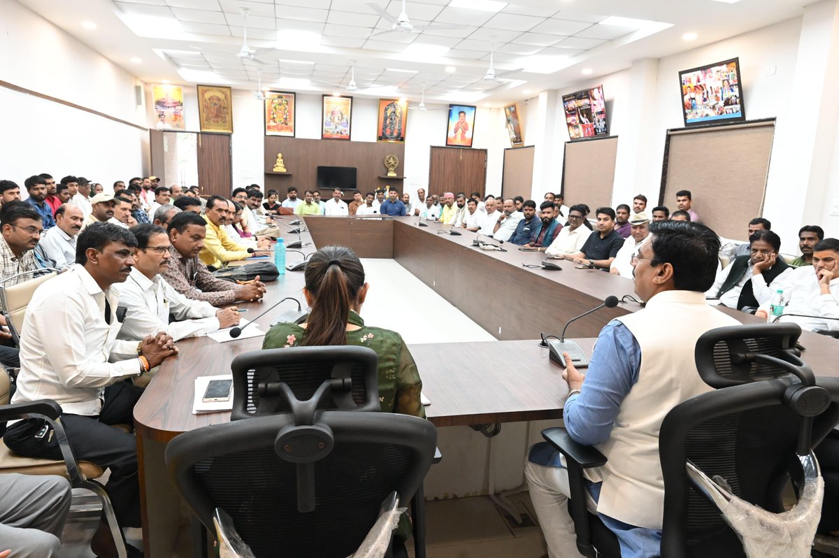 rameshwar4111's tweet image. आज युवा सदन पर हुजूर विधानसभा के सम्मानीय जनप्रतिनिधियों की बैठक को संबोधित किया।
आगामी कार्यक्रम के संबंध में विस्तृत चर्चा कर क्षेत्र में चल रहे विभिन्न विकास कार्यों की भी समीक्षा की।
#RameshwarSharma