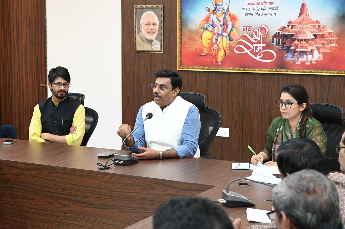 rameshwar4111's tweet image. आज युवा सदन पर हुजूर विधानसभा के सम्मानीय जनप्रतिनिधियों की बैठक को संबोधित किया।
आगामी कार्यक्रम के संबंध में विस्तृत चर्चा कर क्षेत्र में चल रहे विभिन्न विकास कार्यों की भी समीक्षा की।
#RameshwarSharma