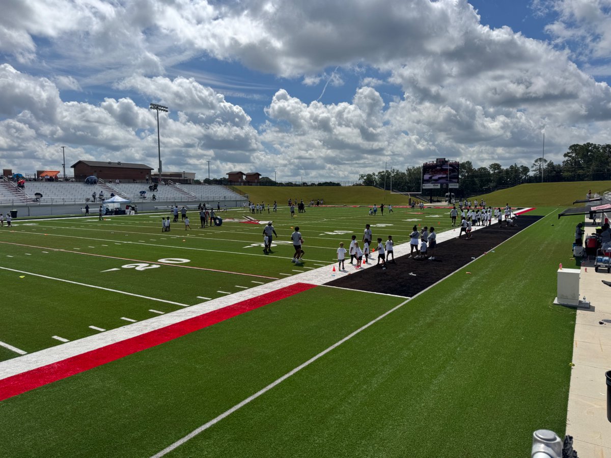 andrewtsimonson's tweet image. Awesome day here at Thompson as Peter Woods (@35Pwoo) returns to Warrior Stadium to lead his inaugural Football Skills and Leadership Camp. Lots of stars out, but most importantly, lots of kids ready to learn from the area’s best.